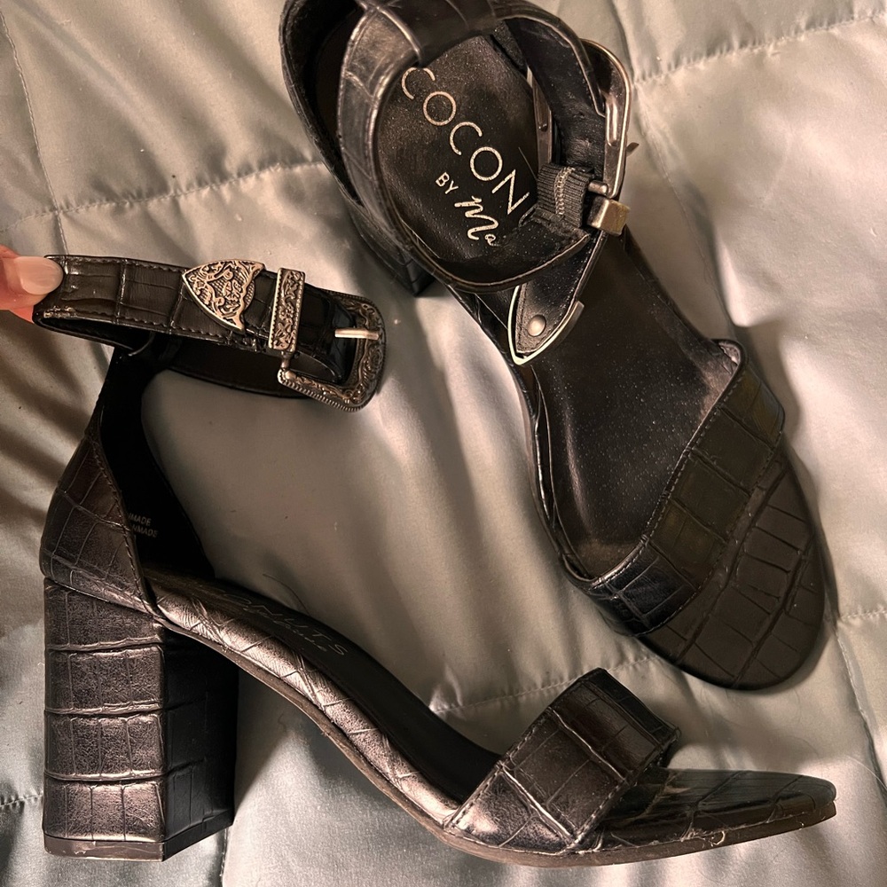 Trendy heels with metal buckle